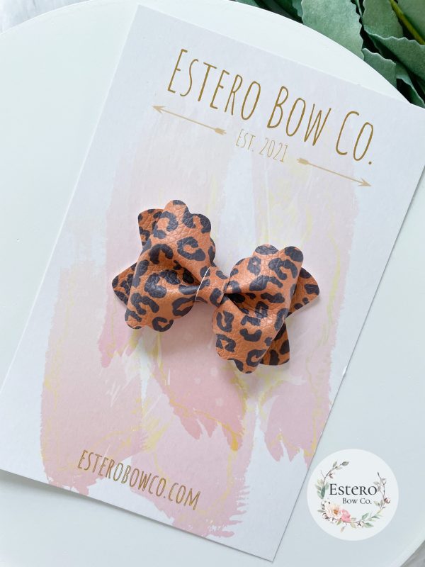 2.5” Scalloped Pinch Leopard Print Hair Bow - Image 2
